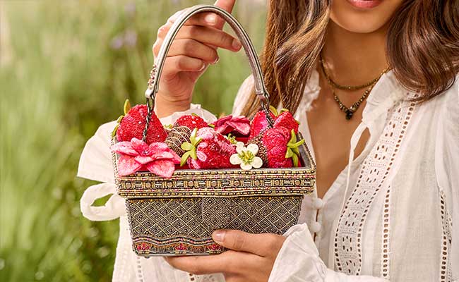 Model holing Berry Beautiful Beaded Strawberry Basket Top Handle Handbag Purse